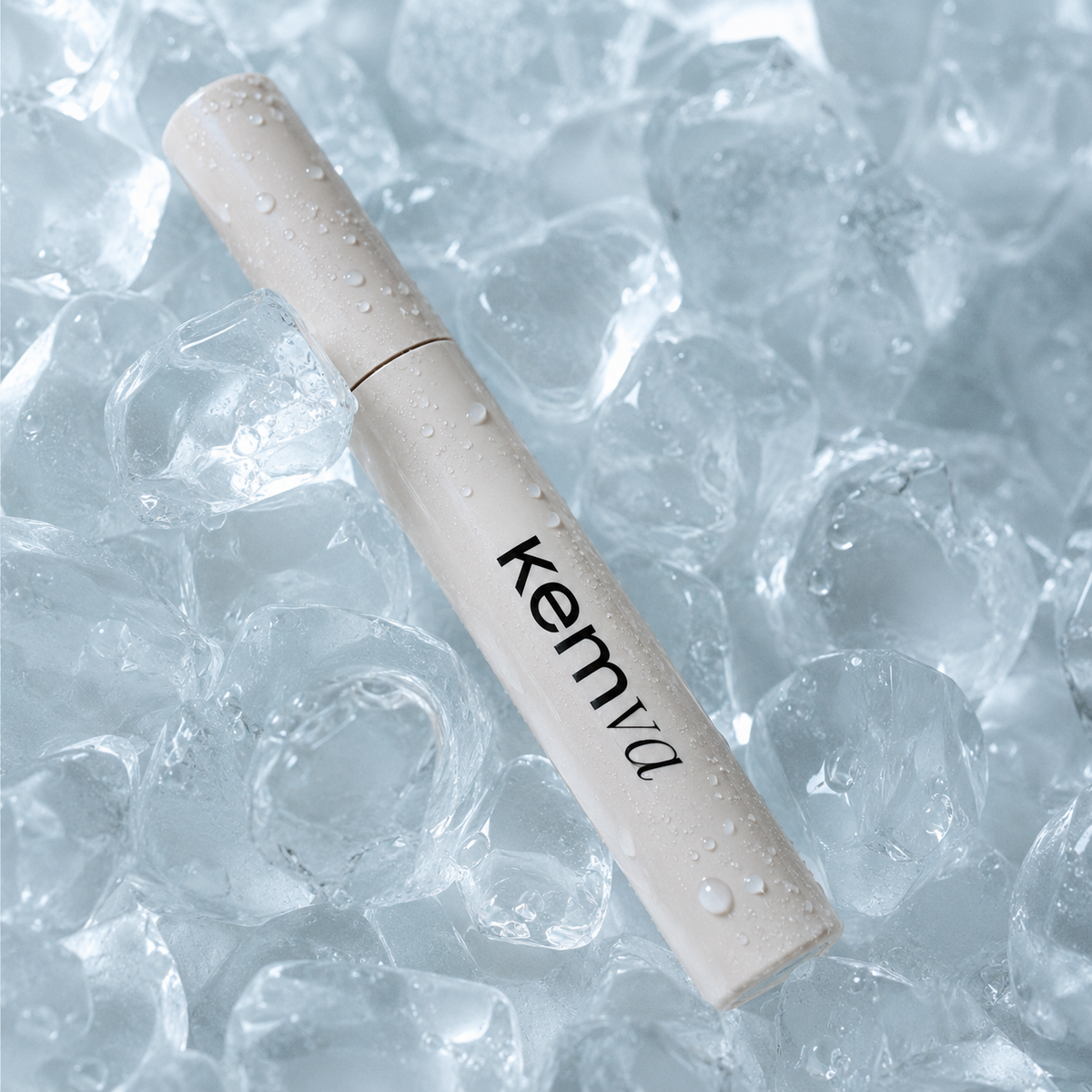 Deux tubes beige mat KEMVA, dont un ouvert avec son pinceau fin, sur un fond ivoire