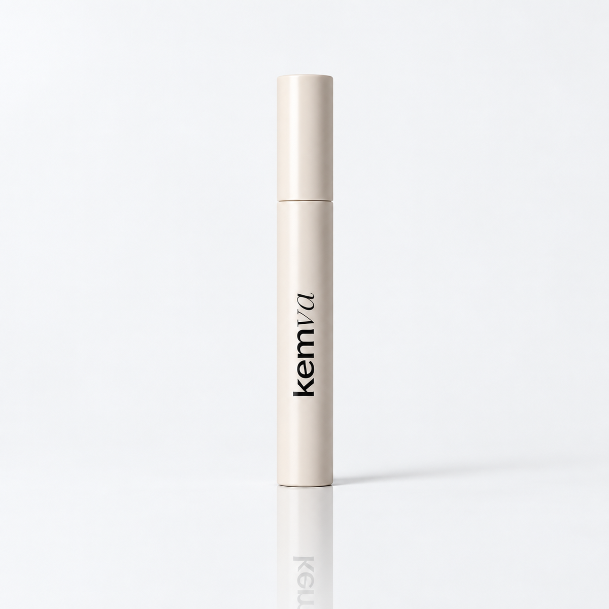 Concept du tube beige mat KEMVA et de son logo noir sur fond clair
