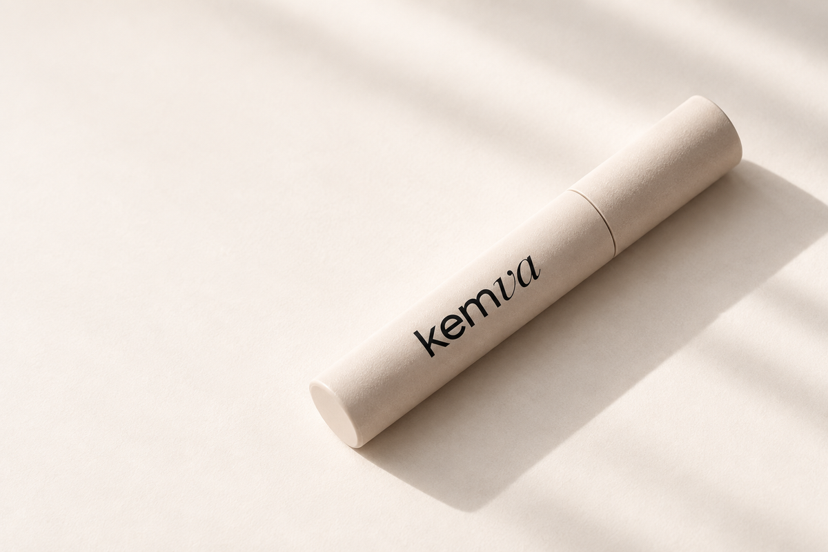 Tube beige KEMVA sur un fond ivoire, photographié dans une lumière douce